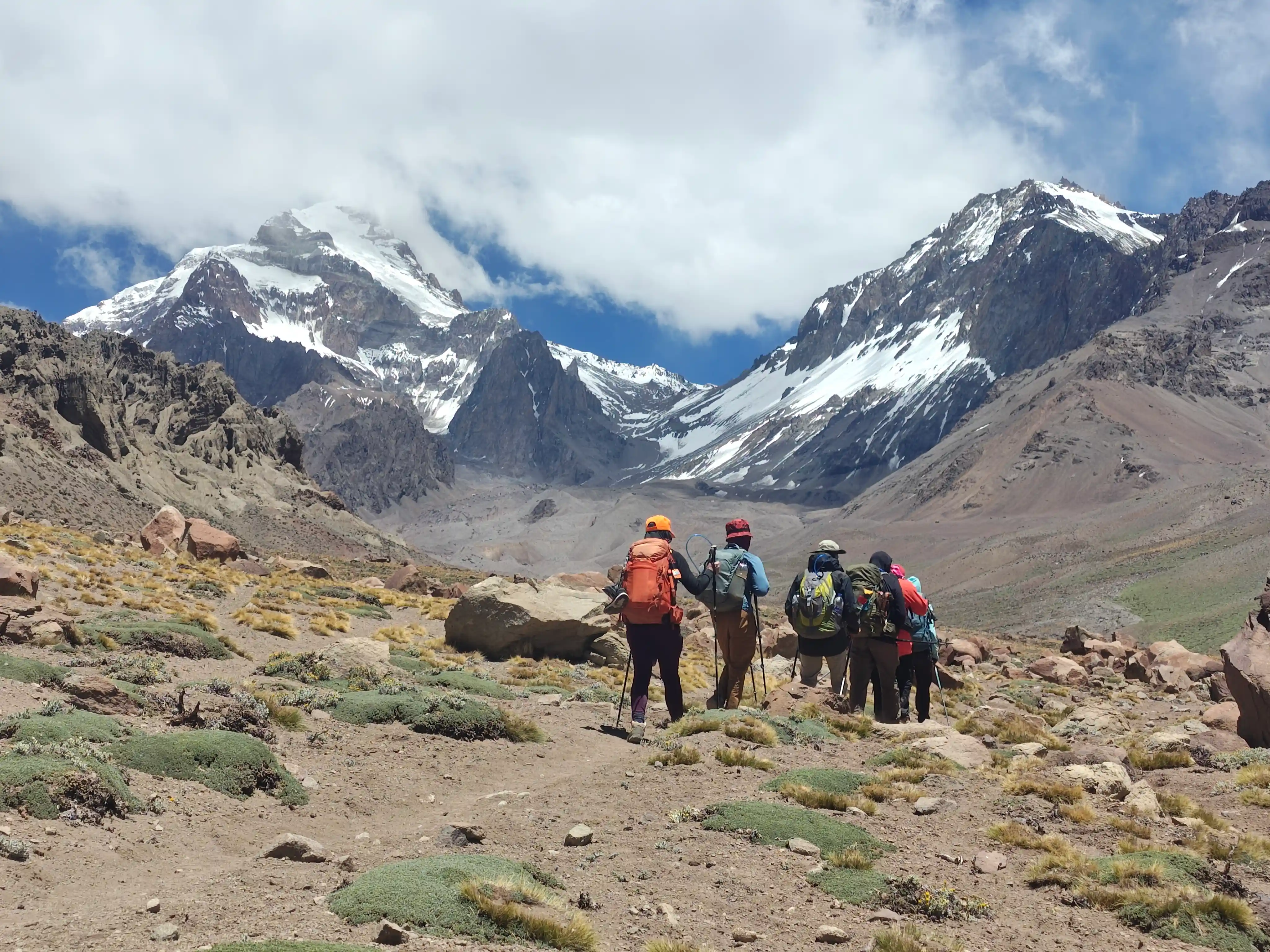 Valle de Relincho: nos reciben el Glaciar de los Polacos y el Cerro Ameghino.
