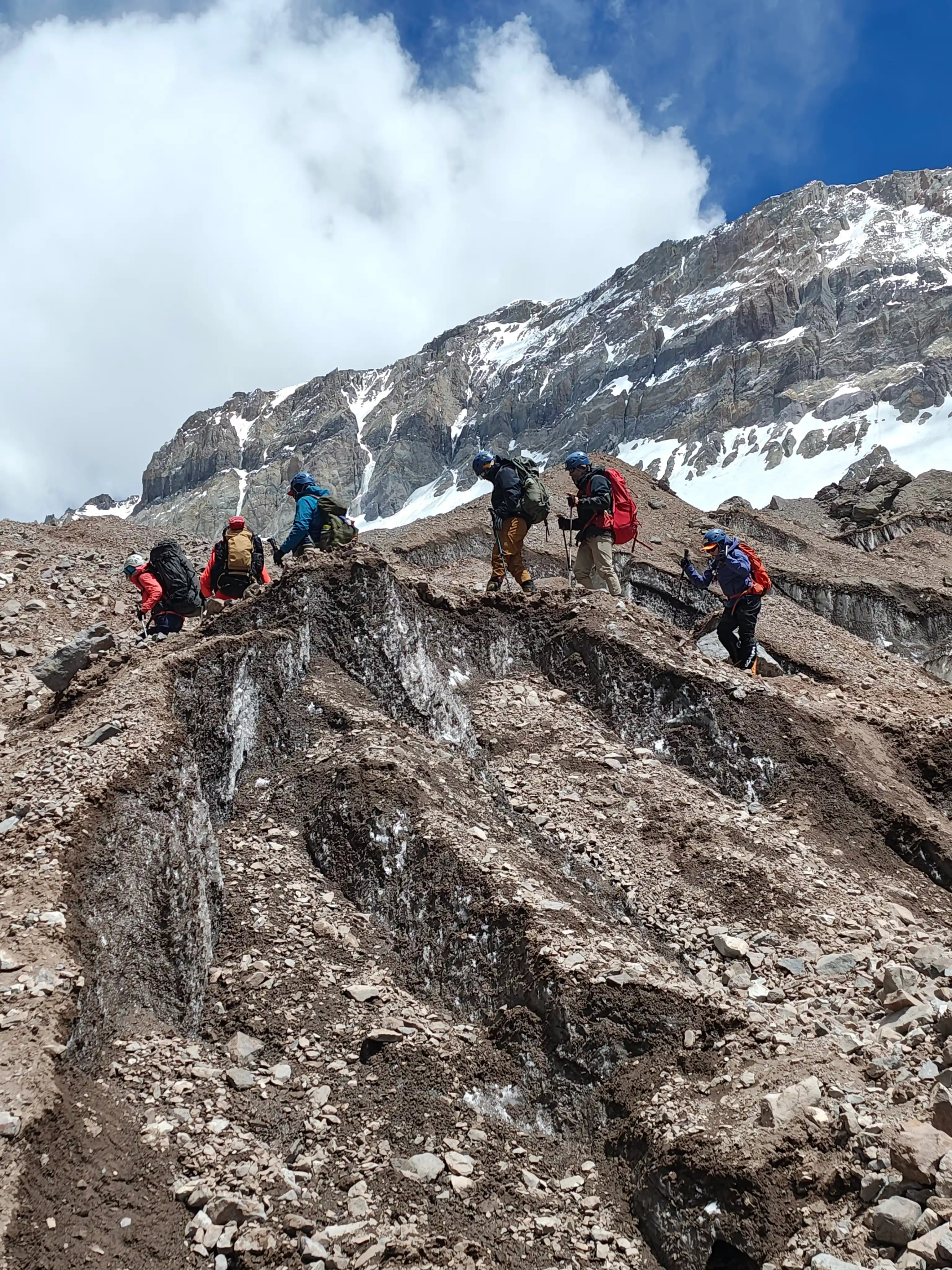Día de porteo al Campo 1, ruta Falso Polacos, Aconcagua.