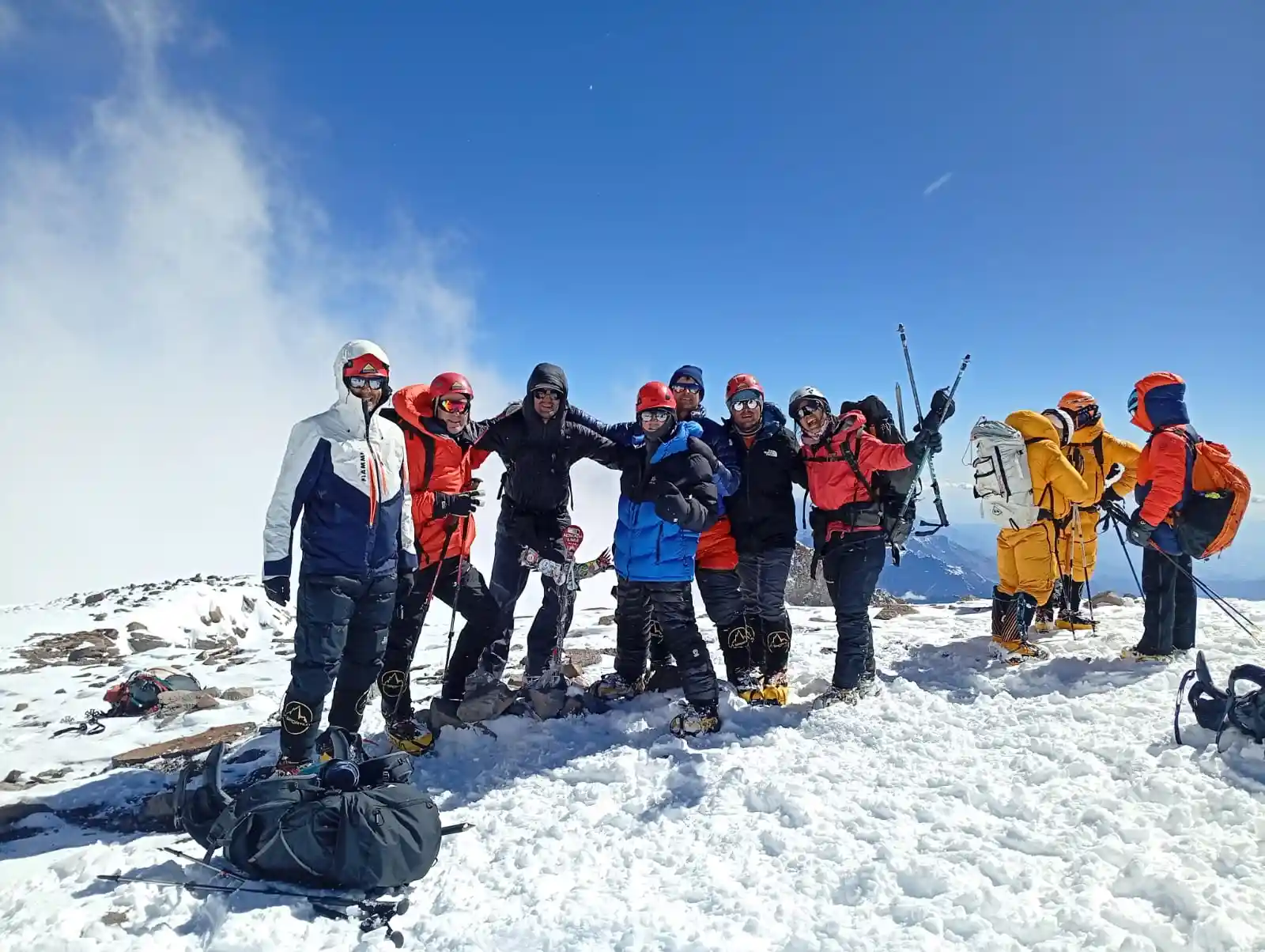 Grupo completo en la cumbre del Aconcagua (6.962 msnm).