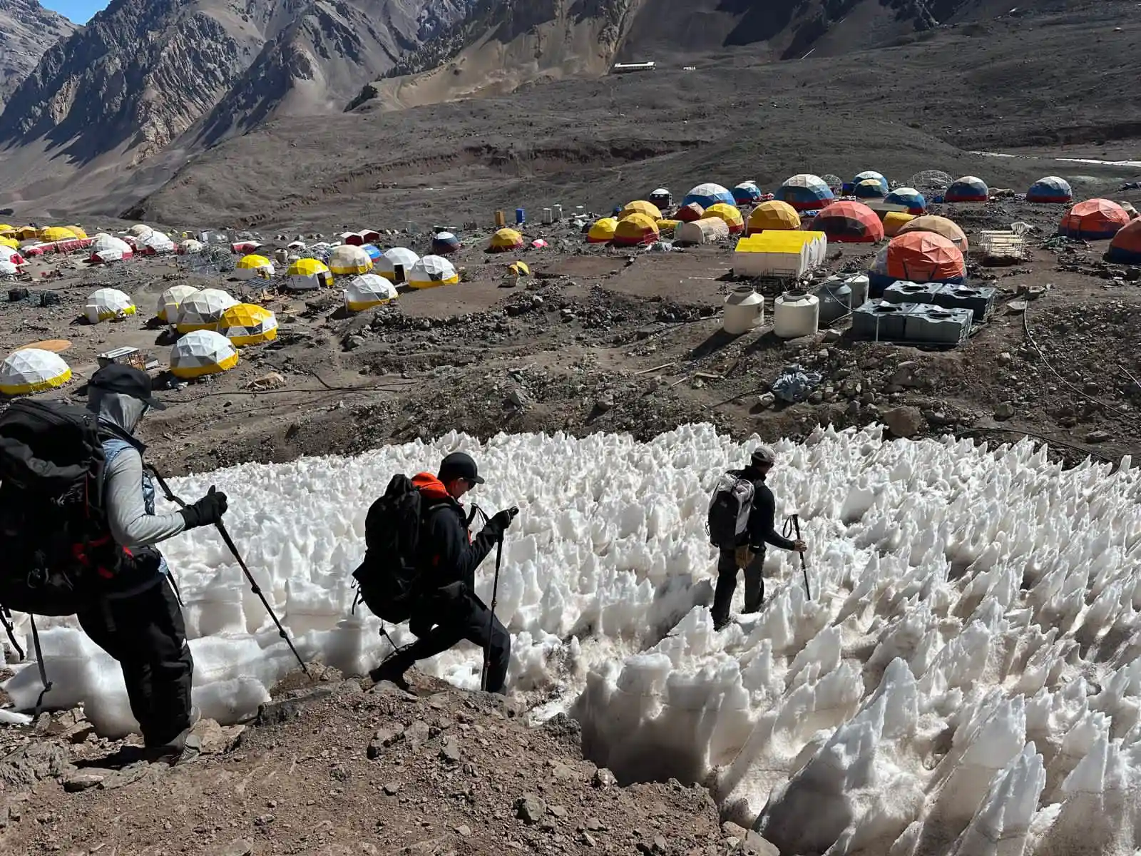 Después de la cumbre, volvemos a reponer fuerzas a Plaza de Mulas (4.200 msnm).