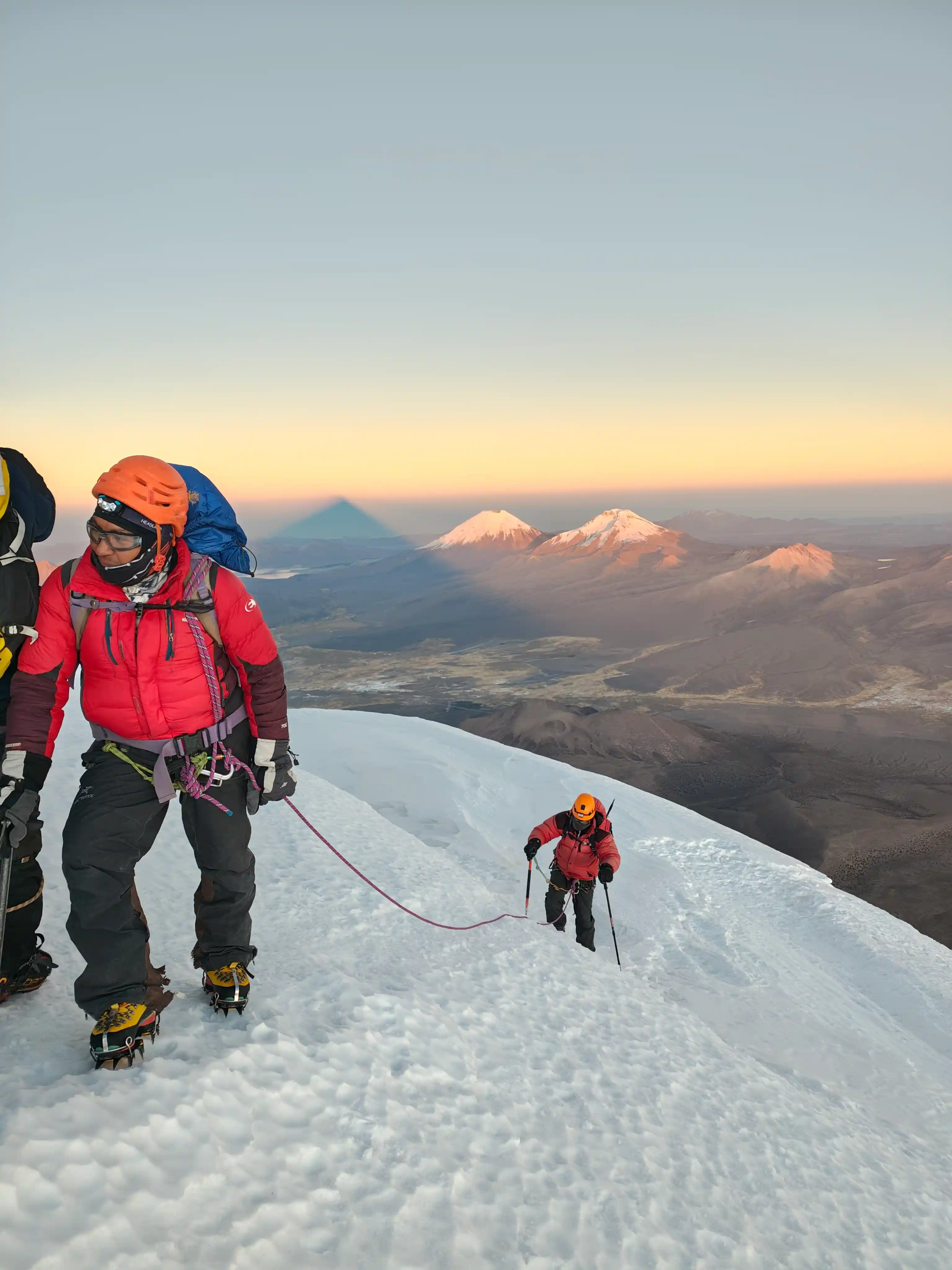 Día de cumbre en el volcán Sajama. Pomerape y Parinacota al fondo.