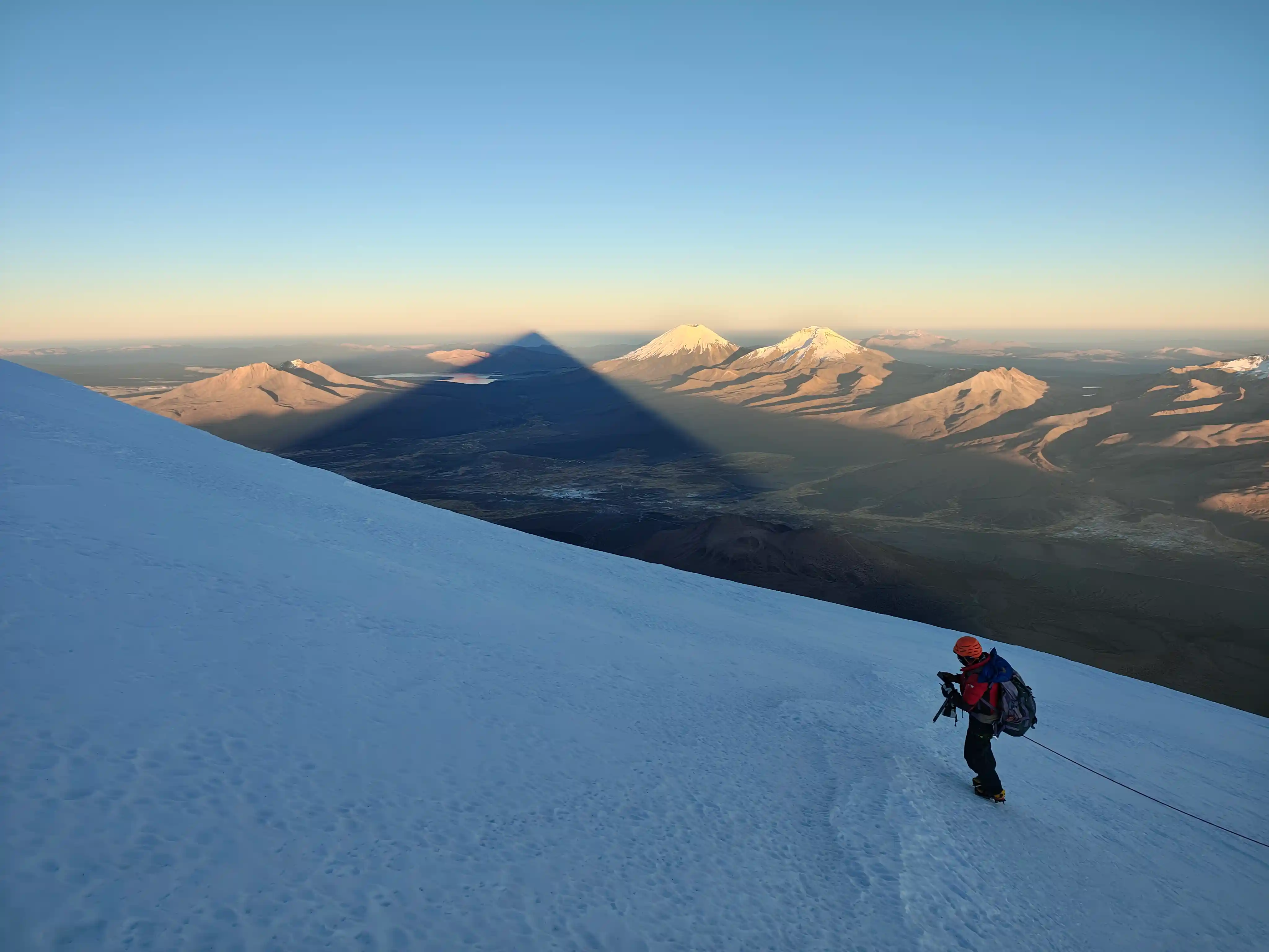 La sombra del más alto de Bolivia se alinea con los Payachatas.